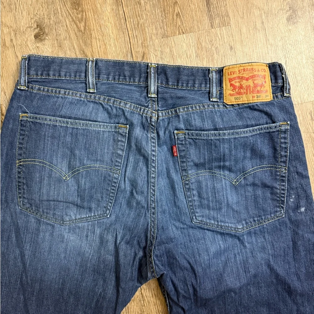 Levi’s • 505 Regular Fit Jeans 38x34